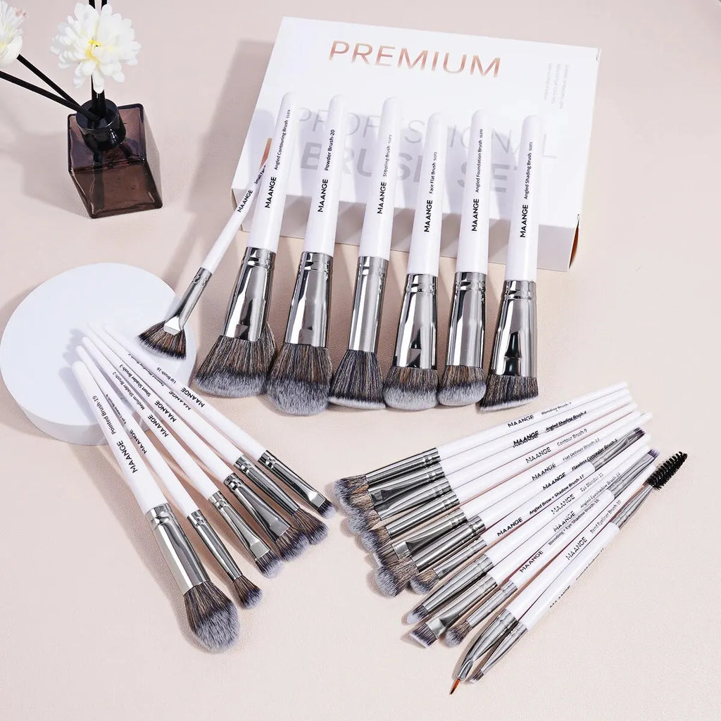 25-Piece Makeup Brush Set — Full Face & Eye Kit, soft texture detail